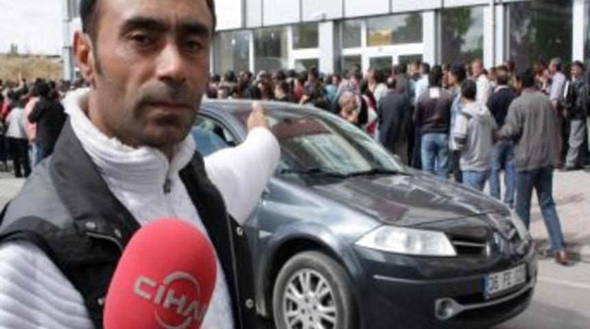 Kars'ta Y&uuml;zlerce Vatandaş, İŞKUR &Ouml;n&uuml;nde Iş Başvurusu I&ccedil;in Bekledi