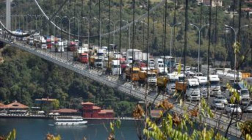 FSM K&ouml;pr&uuml;s&uuml;&rsquo;nde Kamyoncu Eylemi