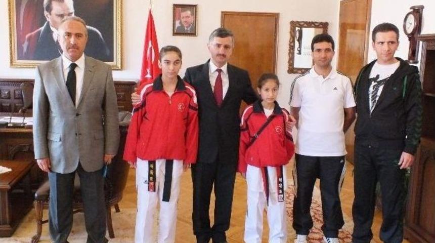 Şampiyon Sporcular Vali Bektaş&rsquo;ı Ziyaret Ettiler