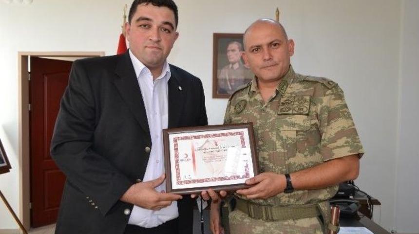 Tabur Komutanına Kızılay&rsquo;dan Plaket