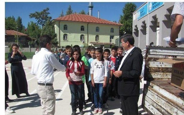 Belediye Başkanı Akbulut'tan Öğrencilere Kırtasiye Yardımı