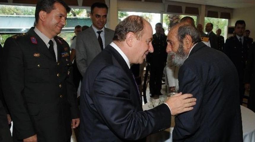 Vali &Ouml;zt&uuml;rk Gazilerle Bir Araya Geldi