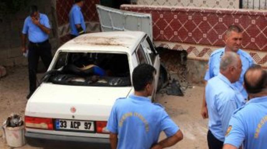 Kaza'da Yaralanan &Ccedil;ocukların Yakınları Otomobili Tekmeledi