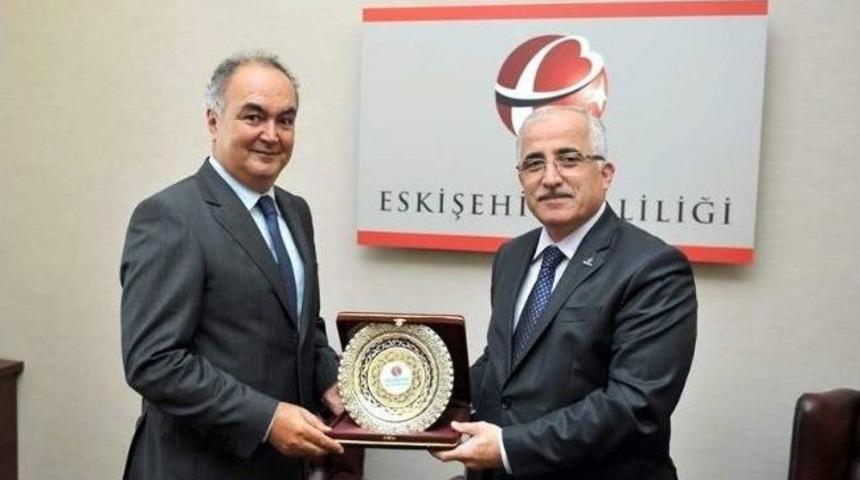 Eski Vali G&uuml;ven, Yeni Vali Tuna&rsquo;yı Ziyaret Etti