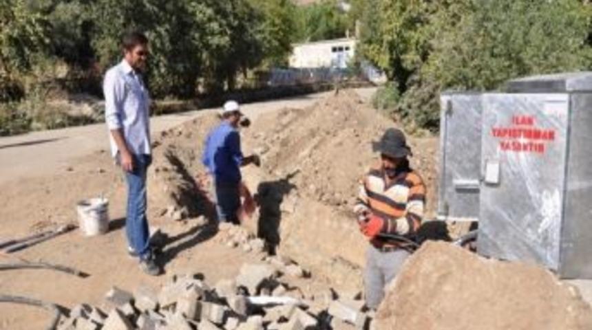 Mutki&rsquo;de Elektrik Şebekleri Yer Altına Alınıyor