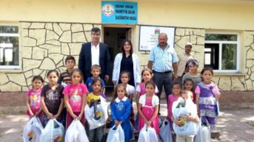 Pasinler TSO'dan K&ouml;y Okulu Ğrencilerine Kırtasiye Yardımı