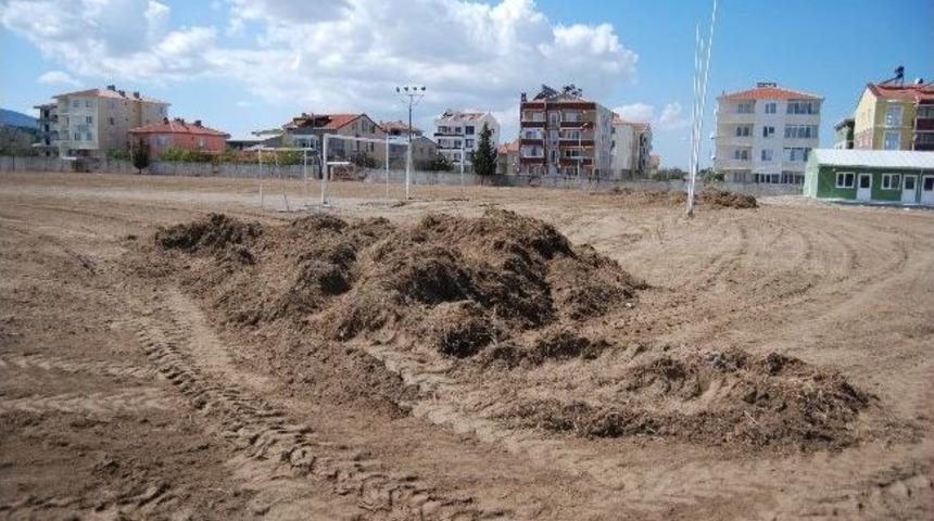 Bayrami&ccedil;spor Futbol Sahası Acınacak Halde