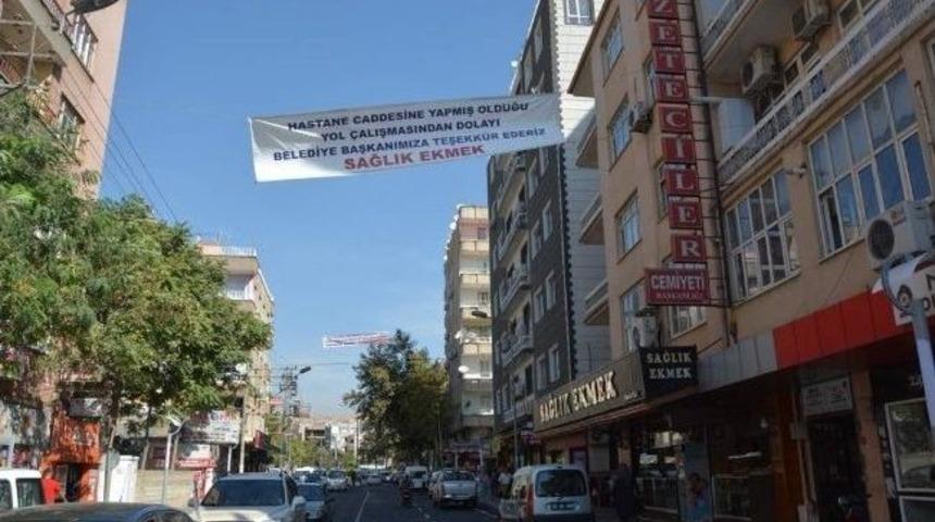 Belediye &Ccedil;alışmalarına Teşekk&uuml;rl&uuml; Pankart