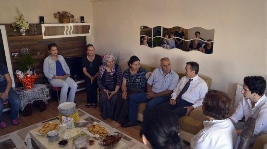 Başkan Ata&ccedil; Ev Ziyaretlerini S&uuml;rd&uuml;r&uuml;yor