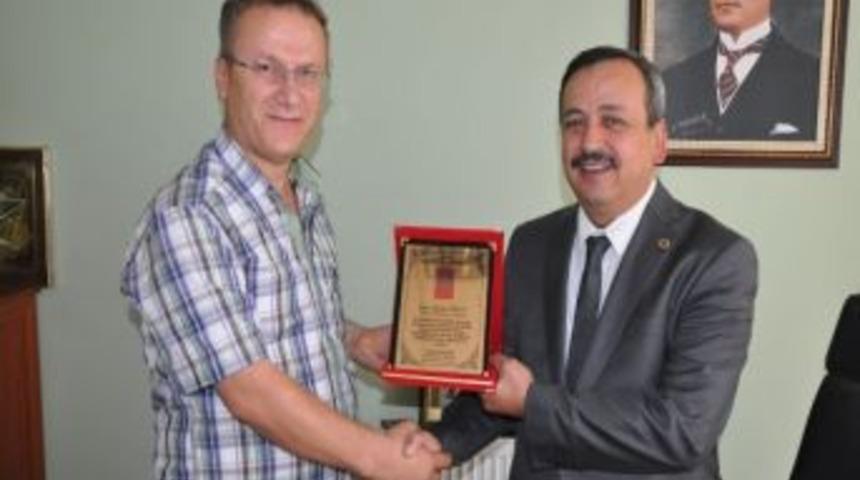 G&ouml;rme Engelliler Spor Federasyonu&rsquo;ndan &Ouml;zkan&rsquo;a Plaket