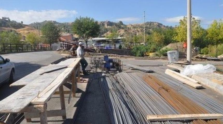 Salihli Razlı Mahallesi&rsquo;nde K&ouml;pr&uuml; İnşaatı Devam Ediyor