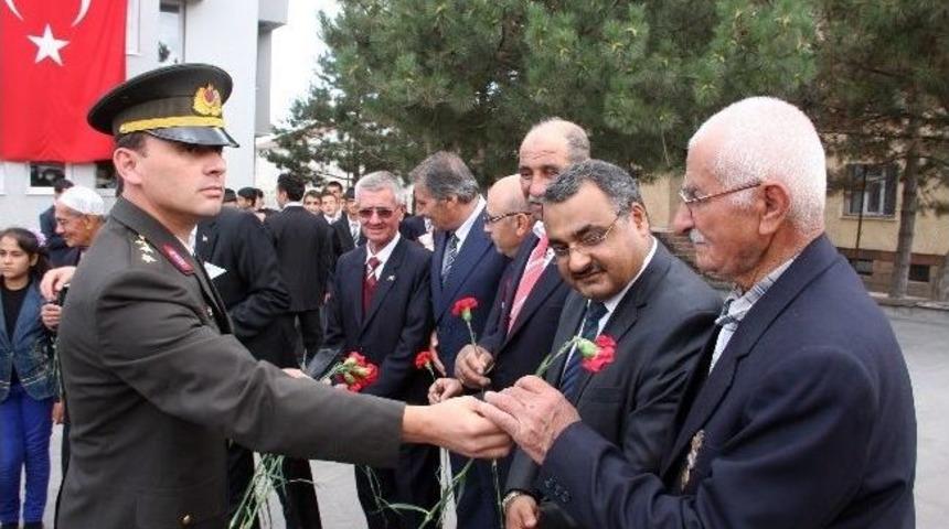 Ahlat'ta Gaziler G&uuml;n&uuml; Kutlandı