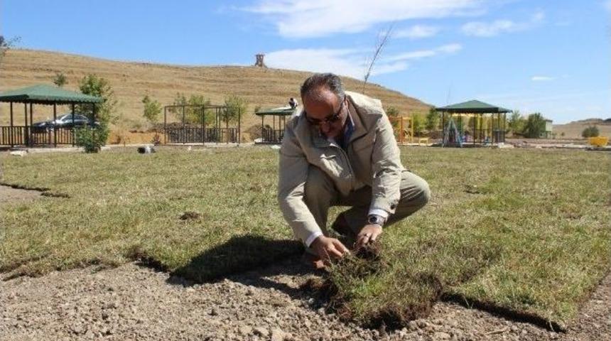 Ağrı Belediye Başkanı Arslan, Park &Ccedil;imlerini Elleriyle D&ouml;şedi