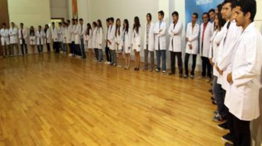 Muğla'da 57 Tıp &Ouml;ğrencisi Beyaz &Ouml;nl&uuml;k Giydi
