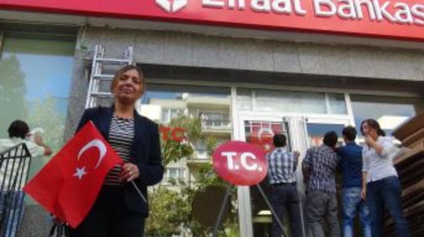 CHP'liler Uşak&rsquo;ta Banka Tabelasına T.C Yapıştırdı