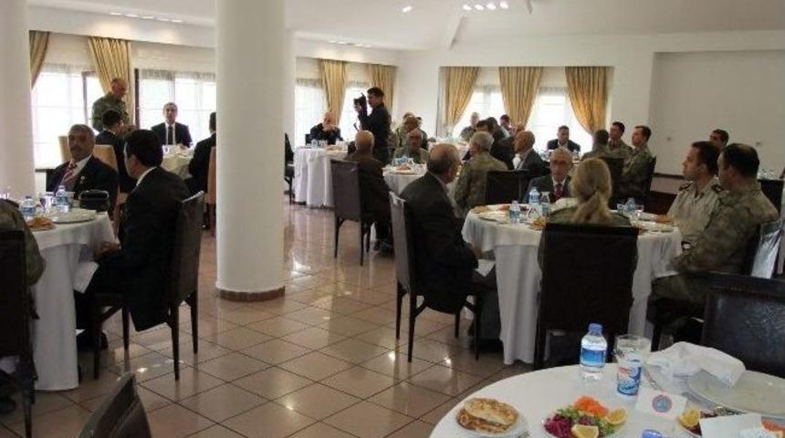 Tuğgeneral &Ouml;zoğlu&rsquo;ndan, Şehit Aileleri Ve Gaziler Onuruna Yemek