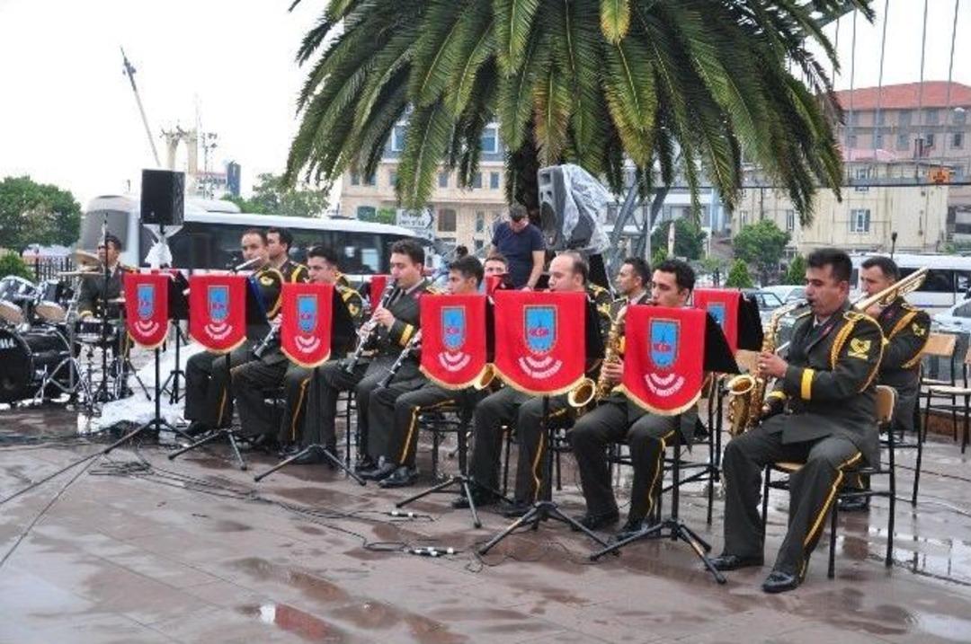 Jandarma Bandosu&rsquo;nun Konserine Yağmur Engeli