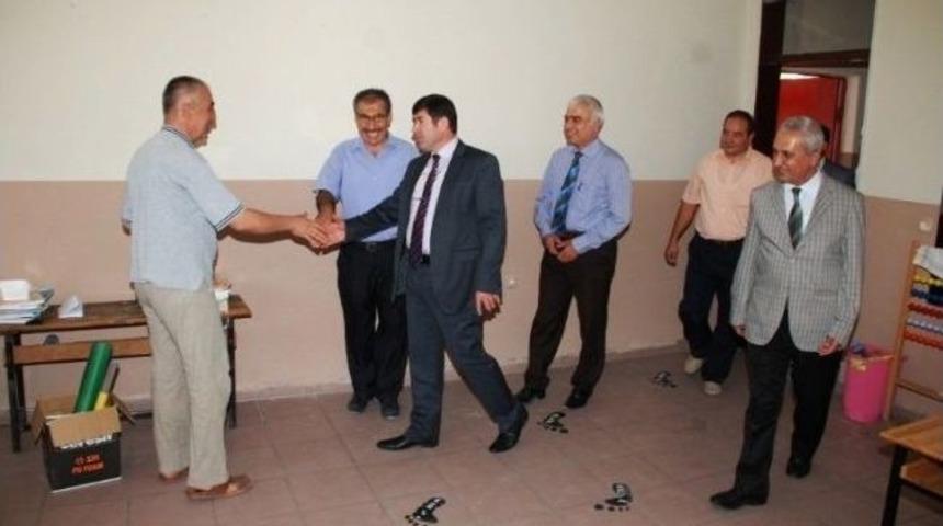 &Ouml;ğretmenler Boya Alıp Okulu Boyadı