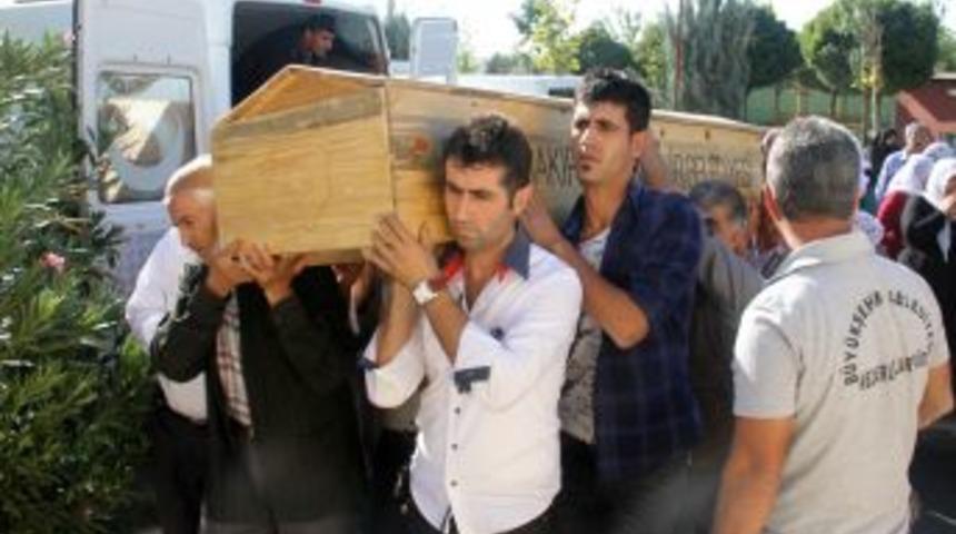 Mardin'deki Vahşetin Kurbanları Toprağa Veriliyor