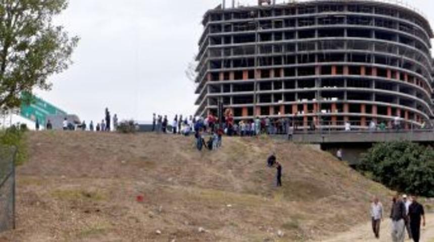 Eylem yapan inşaat ış&ccedil;ileri TEM&rsquo;i kapattı