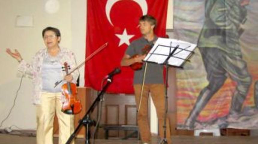 &Ouml;ğrenci, Veli Ve &Ouml;ğretmenler Keman Konseri Verdi