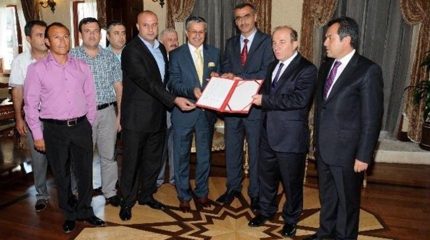 Vali &Ouml;zt&uuml;rk G&ouml;yn&uuml;k&rsquo;te Yaptırılacak Okul Protokol&uuml;ne İmza Attı