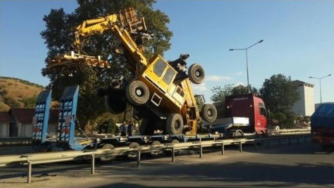 Tır'ın &Ccedil;arptığı &Uuml;st Ge&ccedil;it Kullanılamaz Hale Geldi