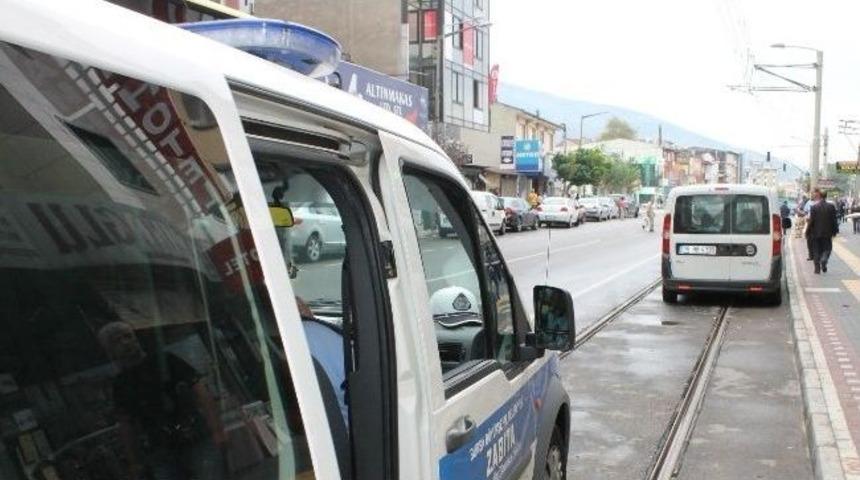 Bursa'da Tramvay Yolunu İşgal Eden Ara&ccedil;lara Ceza Yağıyor