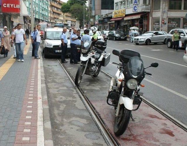 Bursa'da Tramvay Yolunu İşgal Eden Araçlara Ceza Yağıyor