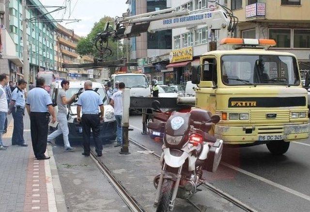 Bursa'da Tramvay Yolunu İşgal Eden Araçlara Ceza Yağıyor