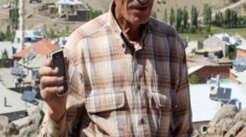 Dikilitaş K&ouml;y&uuml; Sakinleri Cep Telefonu Ile Konuşmak Istiyor