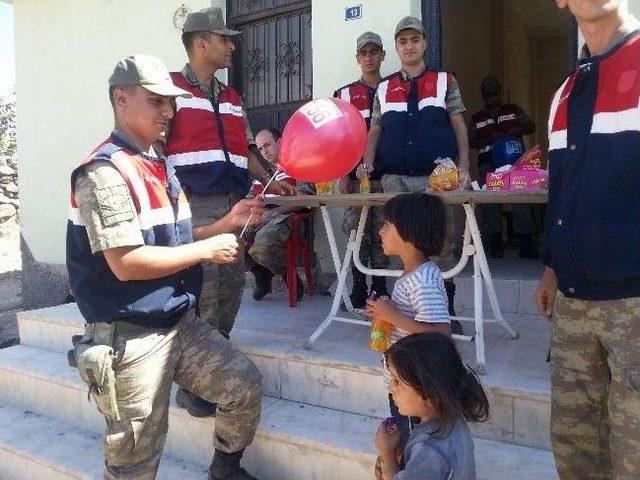 Yavuzeli’nde Mehmetçik Öğrencileri Sevindirdi