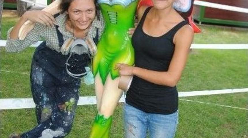 Onlar &Ccedil;ocukların Hayallerini S&uuml;sl&uuml;yor