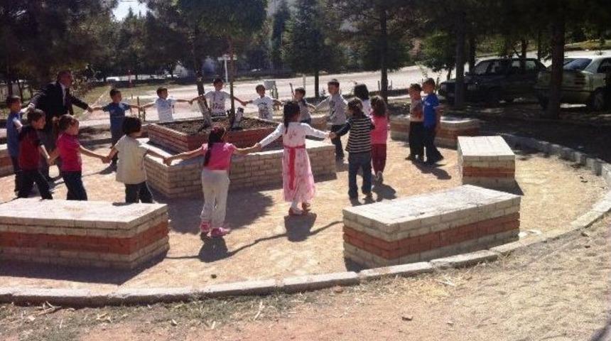 Hisarcık Atat&uuml;rk İlkokulu Bah&ccedil;esinde &Ouml;rnek A&ccedil;ık Derslik Alanı