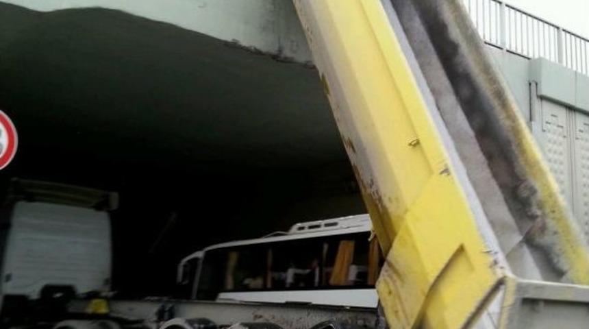 Avcılar&rsquo;da TIR dorsesi ge&ccedil;ide takıldı