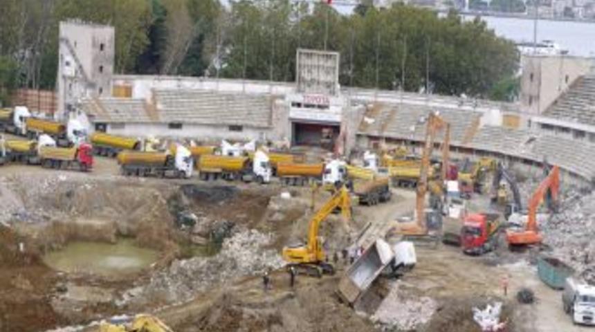 İn&ouml;n&uuml; Stadı'nda Kamyon Devrildi