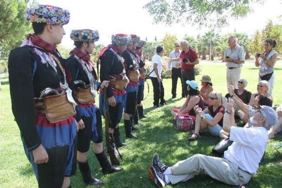 İsvi&ccedil;reli Ekip Akhisar&rsquo;da Halk Oyunları &Ouml;ğrendi