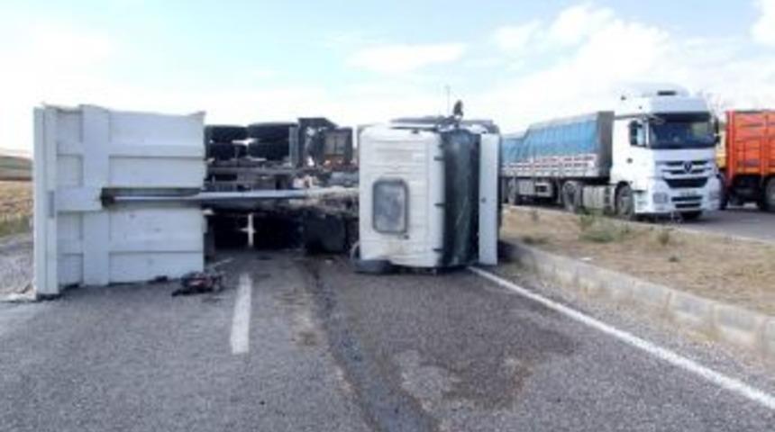 Yozgat&rsquo;ta Mıcır Y&uuml;kl&uuml; TIR Devrildi