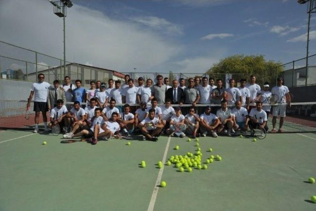 Yy&uuml;'de 1. Kademe Yardımcı Tenis Antren&ouml;r&uuml; Kursu Başladı