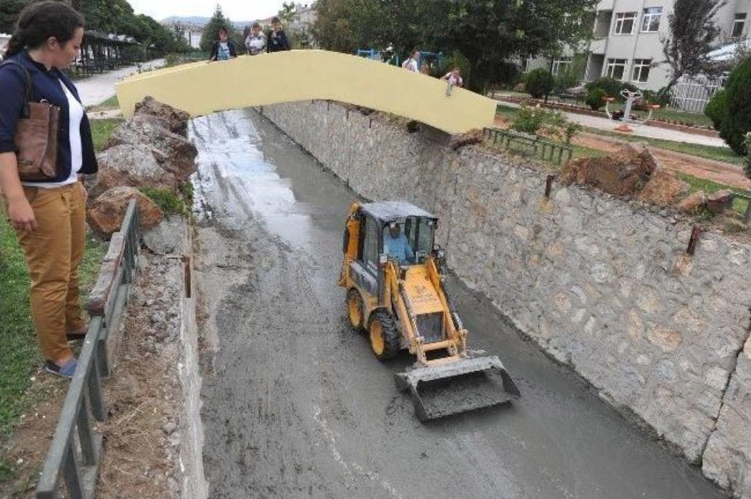 Kanallar Yıkanarak Temizleniyor