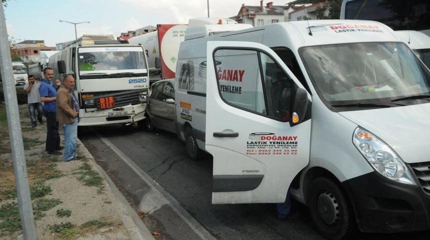 Freni Patlayan Tanker Kırmızı Işıkta Bekleyen Ara&ccedil;lara &Ccedil;arptı