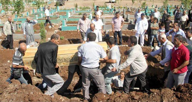 Kan Davası Vahşetinin Kurbanları Diyarbakır&rsquo;da Toprağa Verildi 1