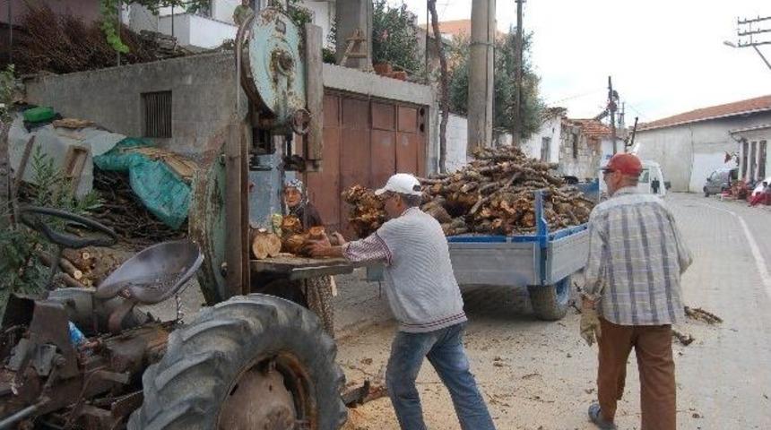 Seyyar Bı&ccedil;kıyla Gezip Ekmeğini Odun Keserek Kazanıyor