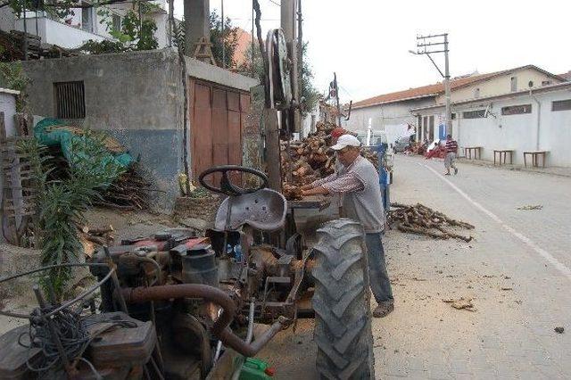 Seyyar Bıçkıyla Gezip Ekmeğini Odun Keserek Kazanıyor