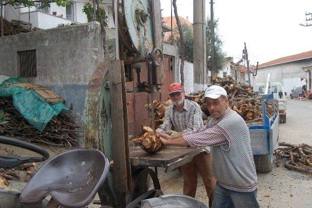 Seyyar Bıçkıyla Gezip Ekmeğini Odun Keserek Kazanıyor