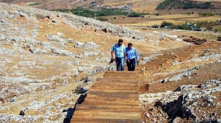 Perre Antik Kente 2 Bin Metre Y&uuml;r&uuml;y&uuml;ş Yolu Yapıldı