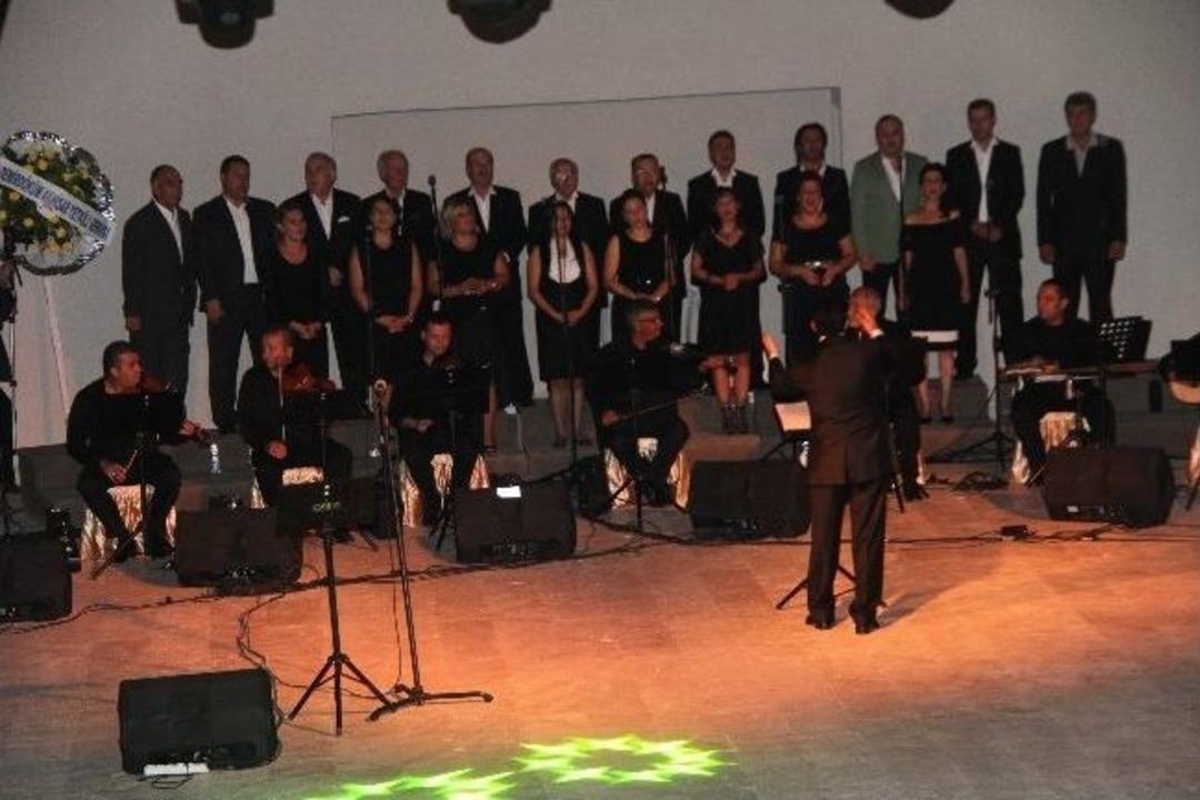 Akhisar'da Turgay Kızıltuğ'un 30. Sanat Yılı Kutlandı