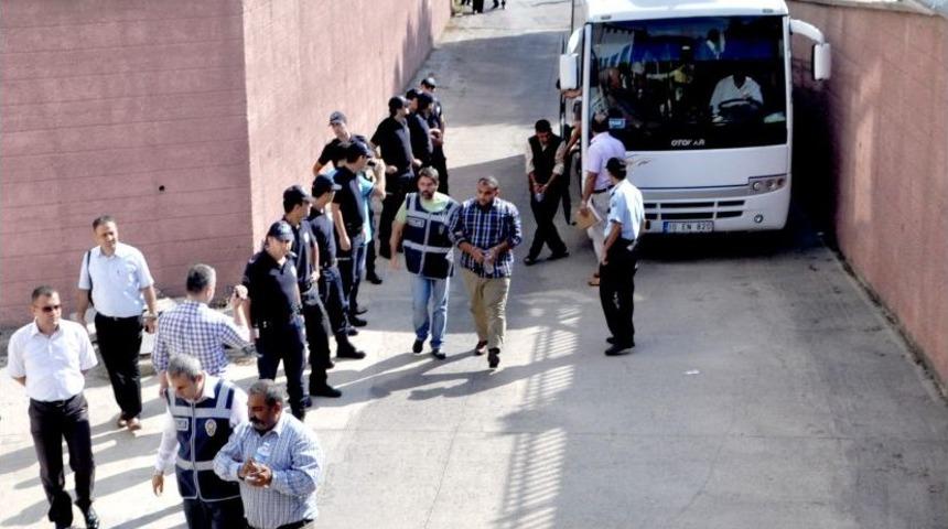 İki Polisin De Yaralandığı Çatışmada Gözaltına Alınan 33 Kişi Adliyeye Çıkarıldı