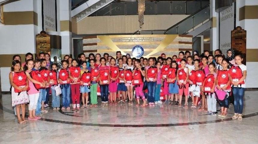 Şahinbey Belediyesi 300 Öğrenciye Yüzme Eğitimi Veriyor