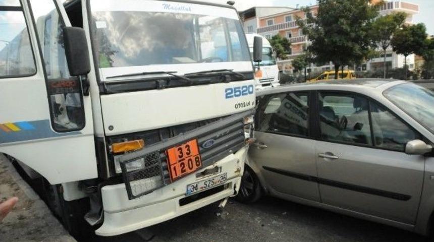 Freni Patlayan Tanker Kırmızı Işıkta Duran Otomobile Çarptı
